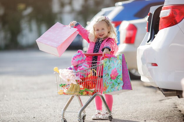 Niño sonriente feliz compras niño con carro