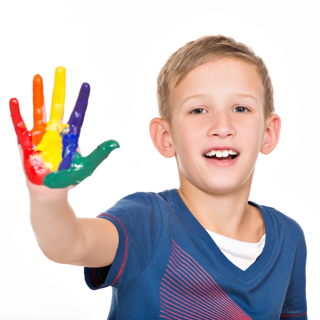 Foto gratuita niño sonriente feliz con manos pintadas aisladas en blanco.