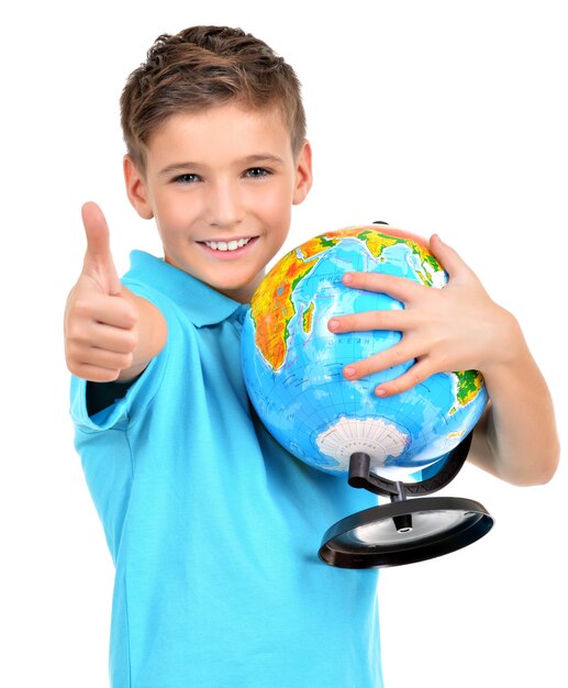 Niño sonriente en globo de explotación casual con pulgar hacia arriba signo aislado en blanco