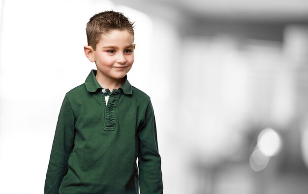 Niño sonriente con gomina en el pelo