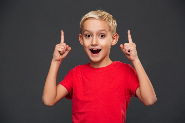 Niño sonriente niño señalando.