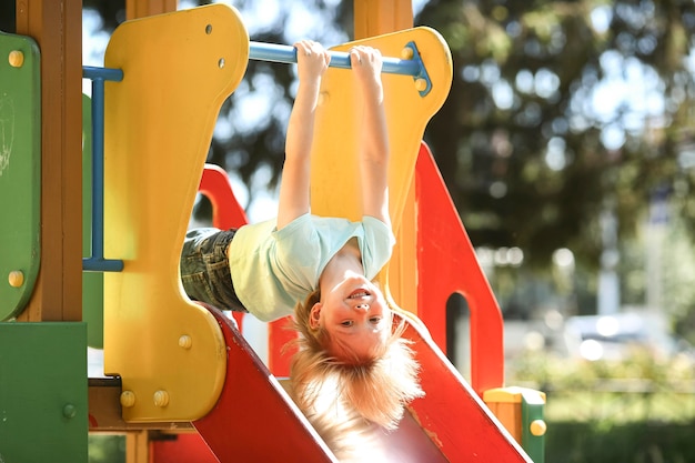 Niño sonriente en el parque jugando
