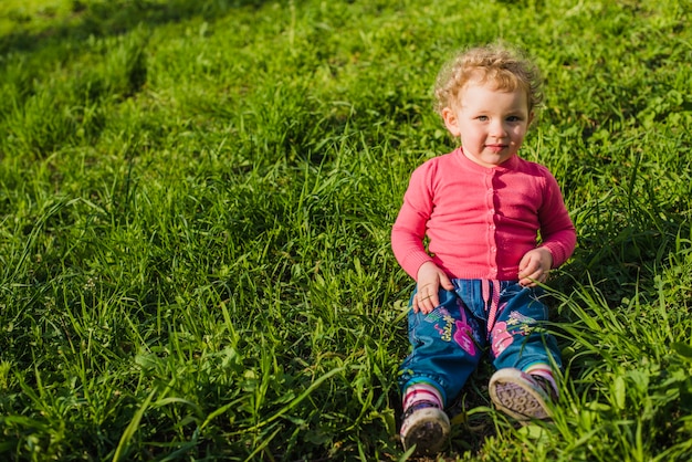 Niño sonriente en el parque