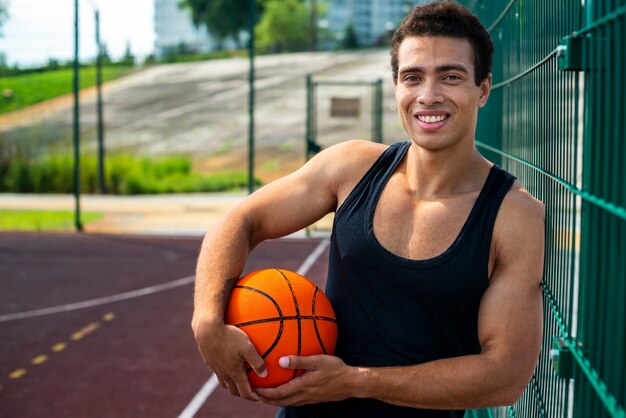 Niño sonriente posando para la cámara con una pelota