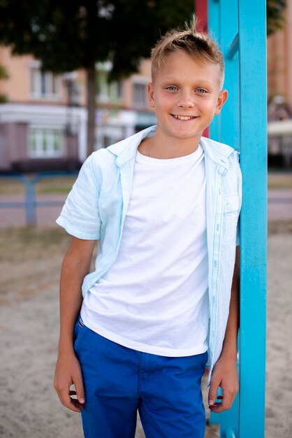 Niño sonriente posando para la cámara