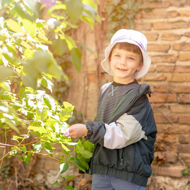 Niño sonriente con sombrero