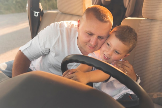 Niño sonriente sosteniendo el volante