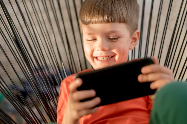 Niño sonriente con tableta jugando