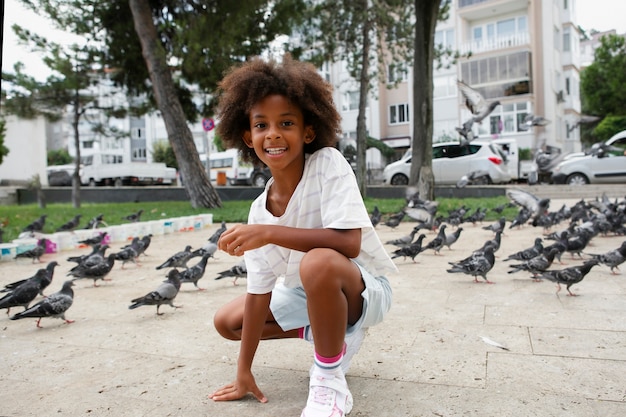 Foto gratuita niño sonriente de tiro completo al aire libre