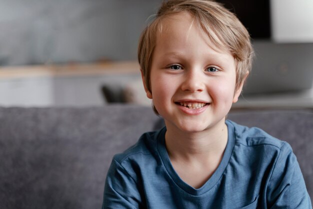 Niño sonriente de tiro medio en casa