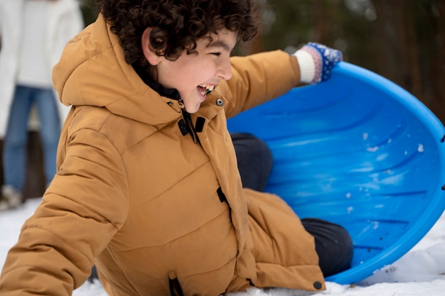 Niño sonriente de tiro medio divirtiéndose