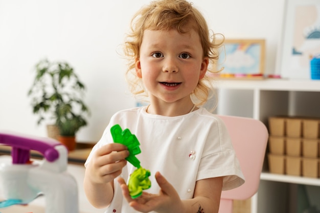 Niño sonriente de tiro medio divirtiéndose