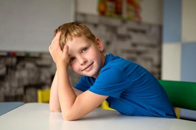 Niño sonriente de tiro medio en la escuela dominical