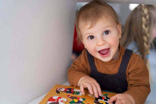 Niño sonriente de tiro medio jugando