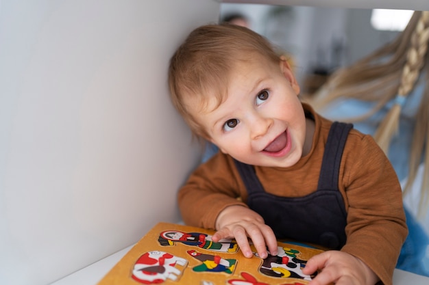 Niño sonriente de tiro medio jugando