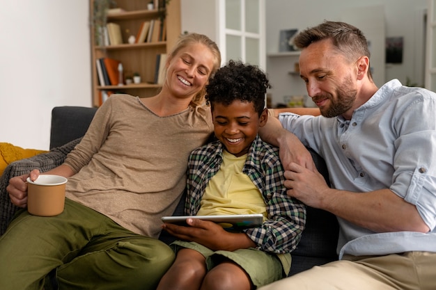 Foto gratuita niño sonriente de tiro medio con tableta