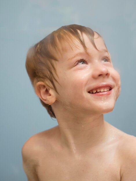 Niño sonriente tomando baño