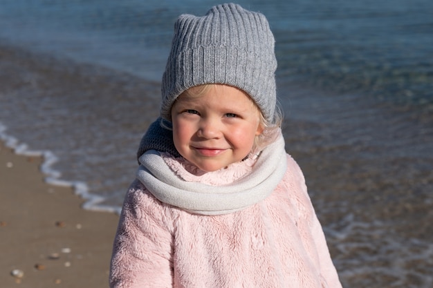 Foto gratuita niño sonriente de vista frontal en la playa