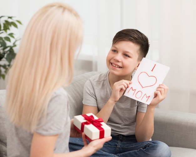 Niño sorprendente mamá