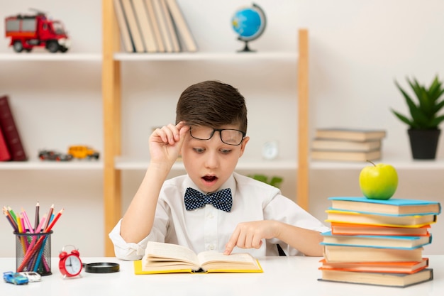 Niño sorprendido por el contenido del libro