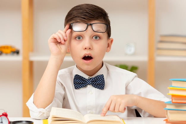 Niño sorprendido del contenido del libro