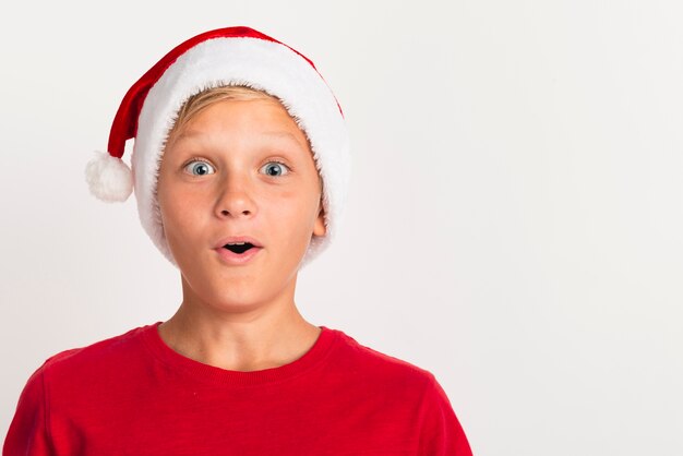 Niño sorprendido en primer plano