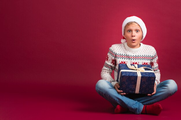 Niño sorprendido con regalo de navidad