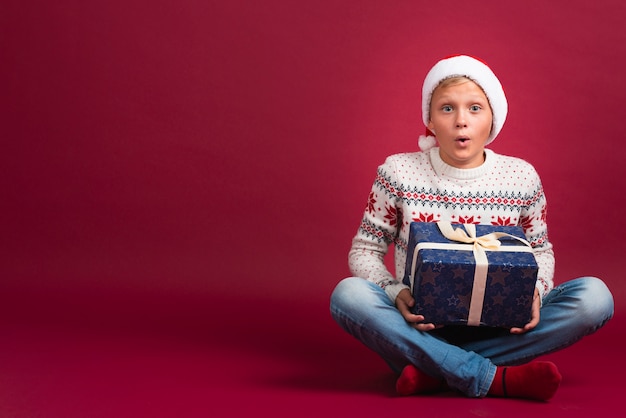 Niño sorprendido con regalo de navidad