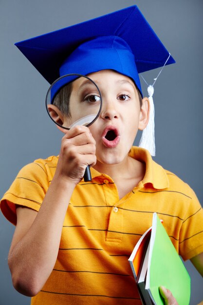 Niño sorprendido con su investigación