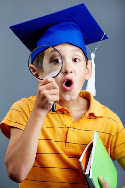 Niño sorprendido con su investigación