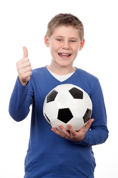 Niño sosteniendo una pelota de fútbol en un espacio en blanco
