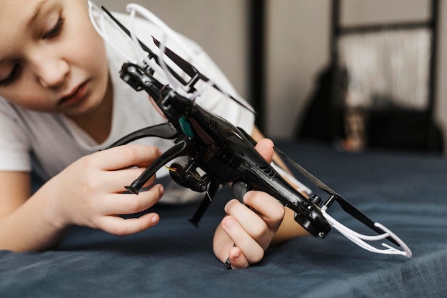 Niño sosteniendo una vista frontal de drone