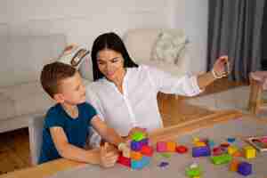 Foto gratuita niño con su mamá jugando un acertijo