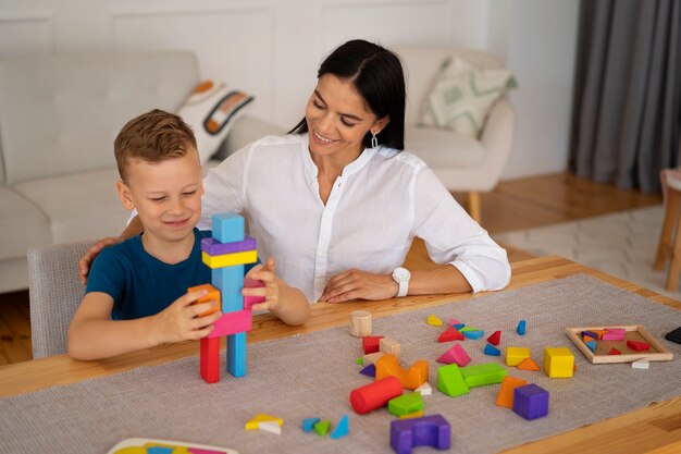 Niño con su mamá jugando un acertijo