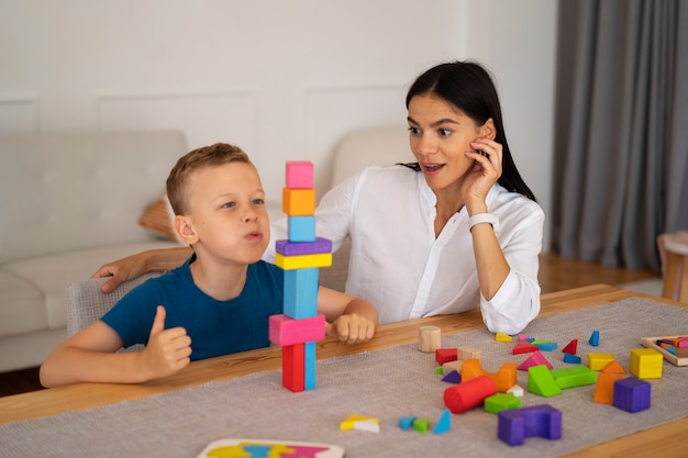 Niño con su mamá jugando un acertijo