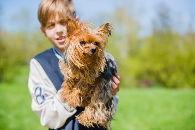 Niño con su mascota al aire libre