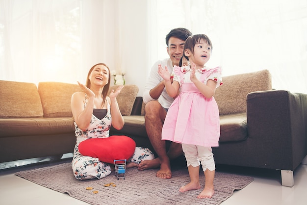 Niño con su padre jugando en el piso en la sala de estar