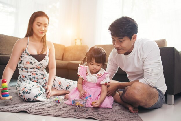 Niño con su padre jugando en el piso en la sala de estar