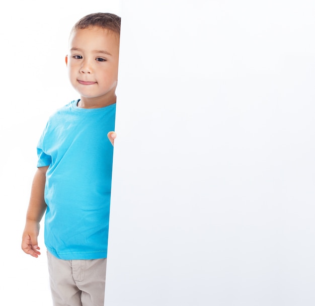 Niño sujetando un cartel blanco