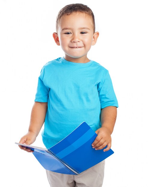 Niño sujetando una libreta abierta