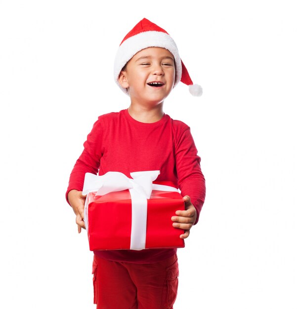 Niño sujetando un regalo