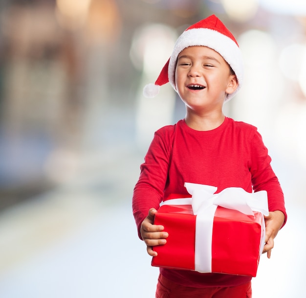 Niño sujetando un regalo