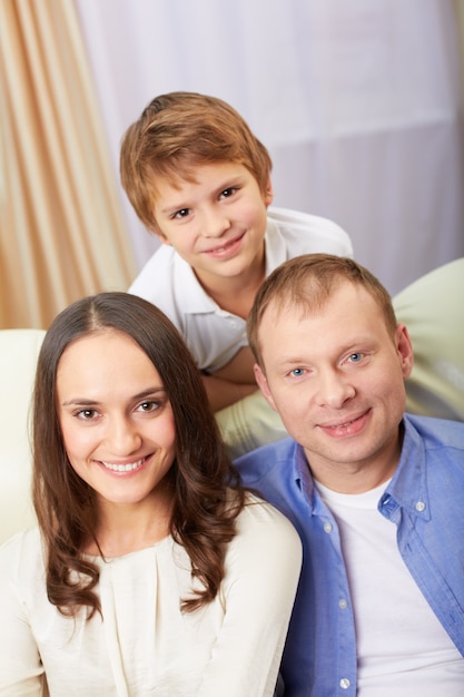 Niño con sus padres en el sofá