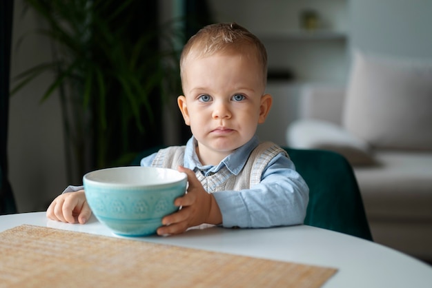 Foto gratuita niño en sus primeros años de vida