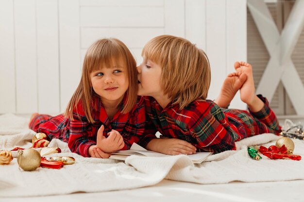 Niño susurrando algo a su hermana