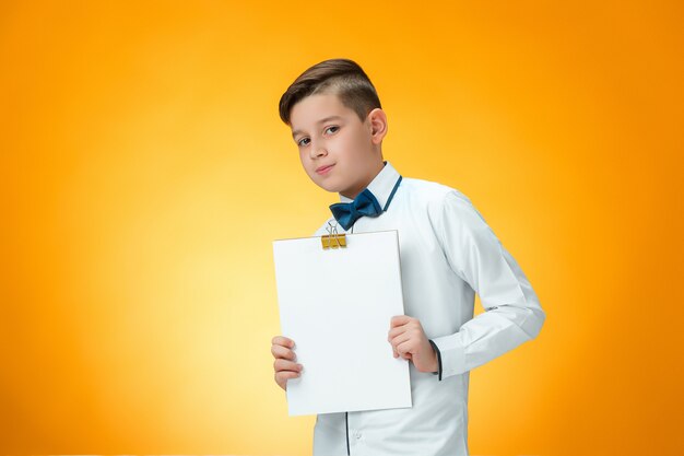 niño con tableta para notas