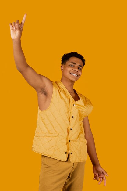 Niño de talla media posando con traje amarillo