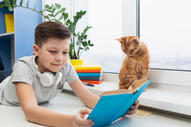 Niño con tiempo de lectura de gato