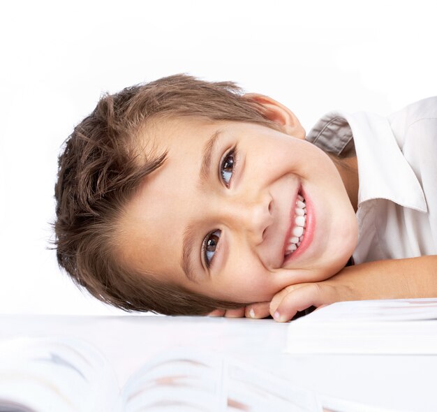 Niño tímido con un libro abierto