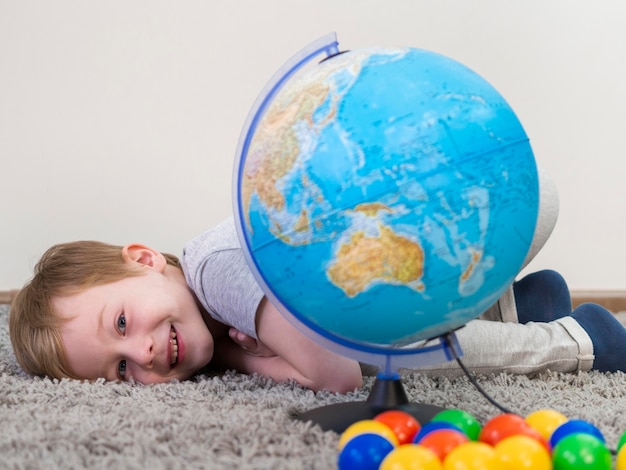 Niño tirado en el piso en el interior